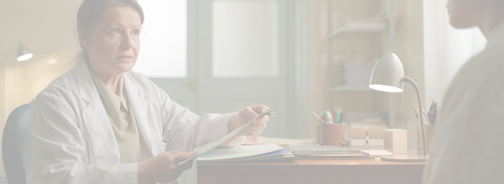 Женщина на консультации у нарколога